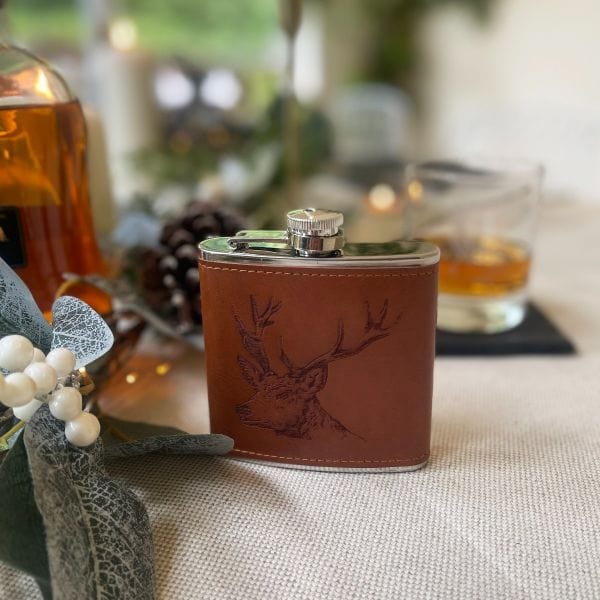 Selbrae House – Hip Flask – Leather – Stag Design – 177 ml - Mood4whisky