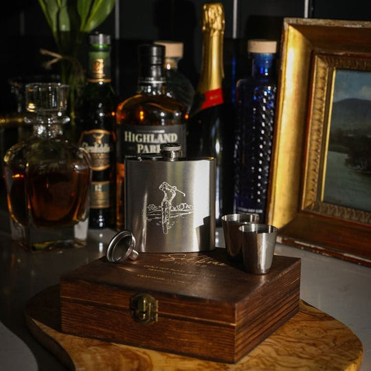 Selbrae House – Hip Flask Set – Metal Engraved – Golf Design - Mood4whisky